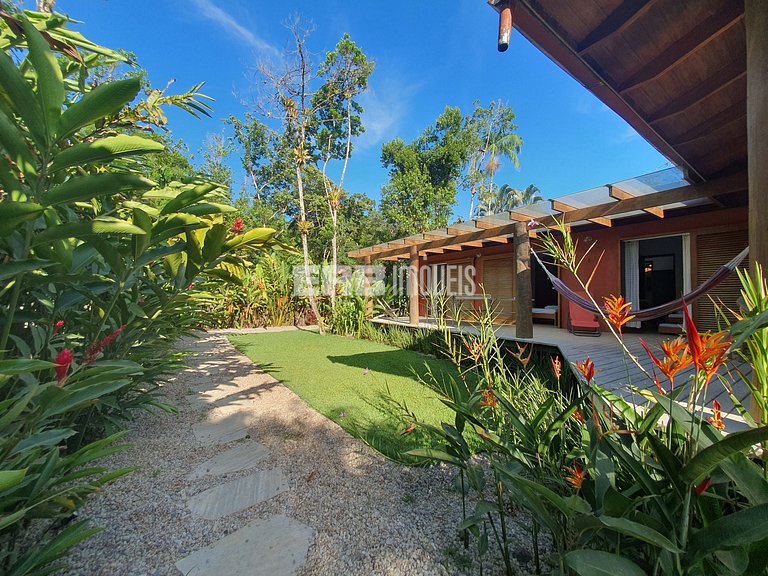 Charmosa e confortável, com muito verde ao redor