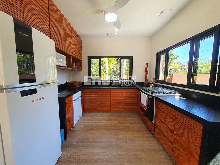 1ª casa saindo da praia