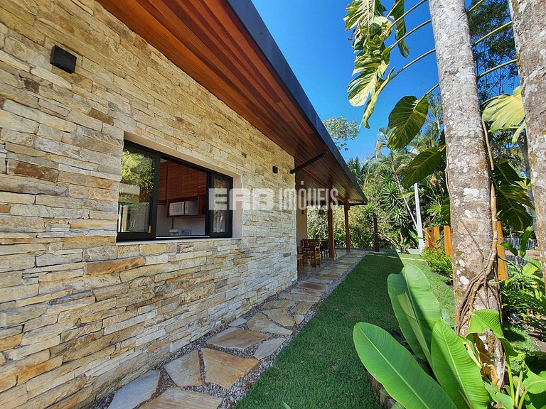 1ª casa saindo da praia, canto esquerdo Itamambuca