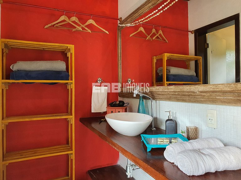 Casa com 4 suítes a 150m da praia de Itamambuca