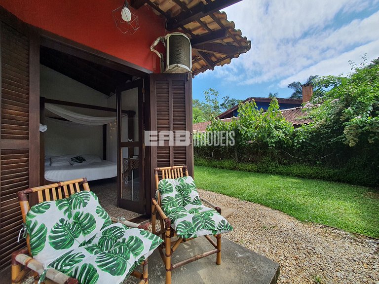 Casa com 4 suítes a 150m da praia de Itamambuca