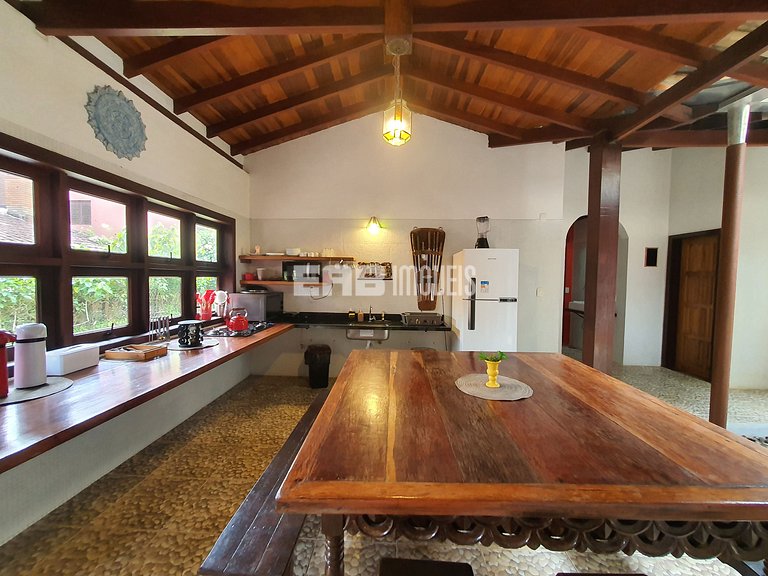 Casa com 4 suítes a 150m da praia de Itamambuca