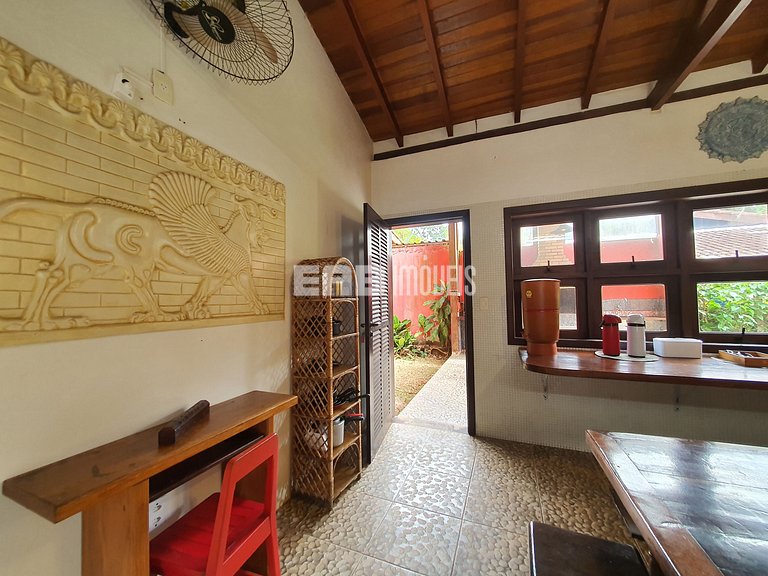 Casa com 4 suítes a 150m da praia de Itamambuca