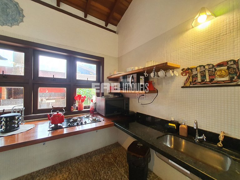 Casa com 4 suítes a 150m da praia de Itamambuca