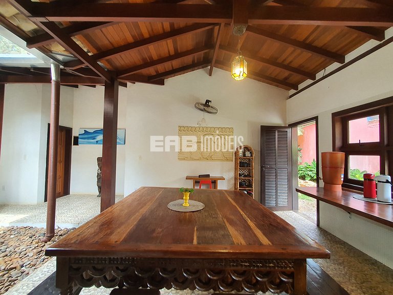 Casa com 4 suítes a 150m da praia de Itamambuca