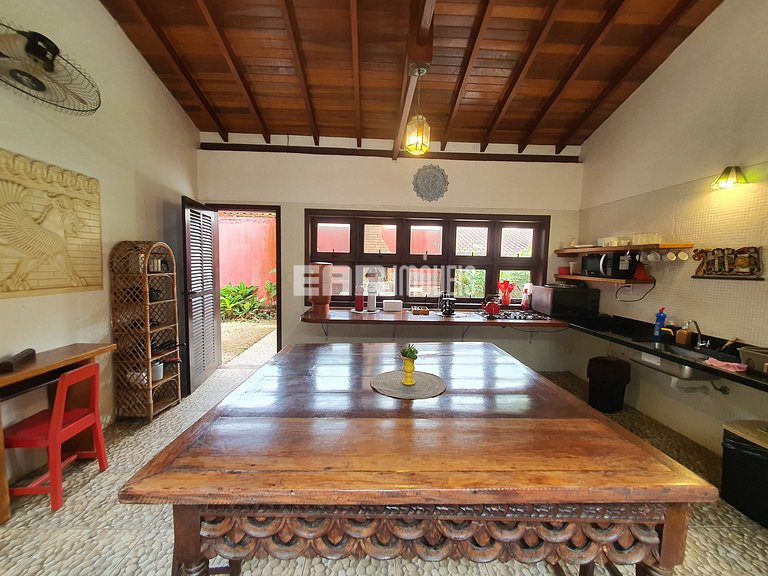 Casa com 4 suítes a 150m da praia de Itamambuca