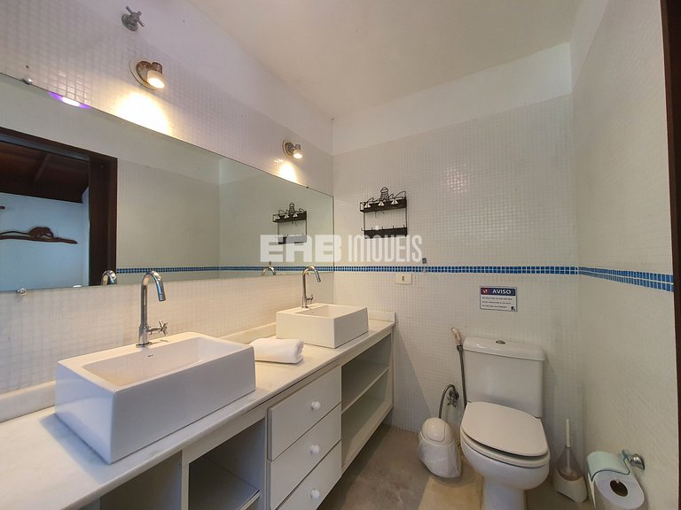 Charmosa e confortável, com muito verde ao redor