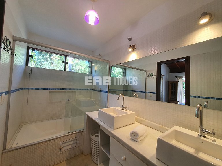 Charmosa e confortável, com muito verde ao redor