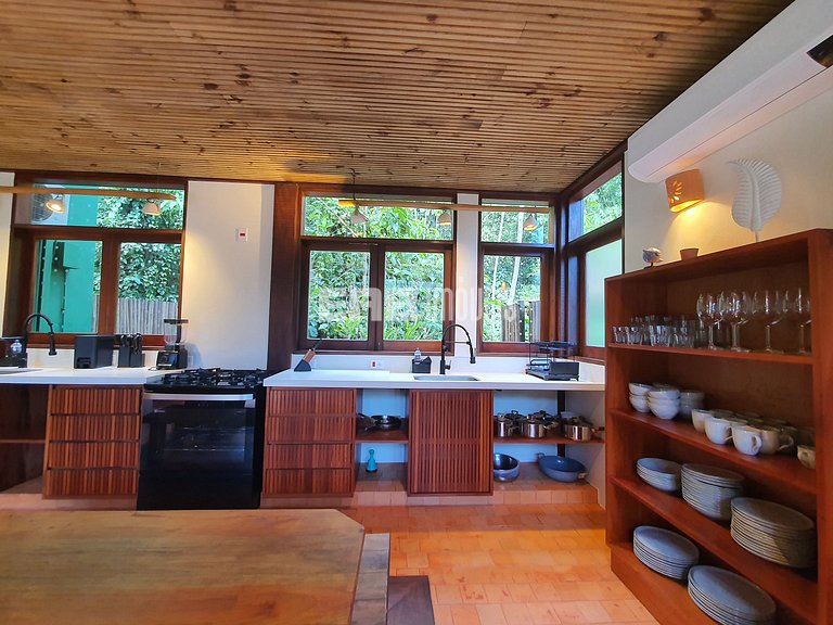 Casa com 5 suítes em Itamambuca