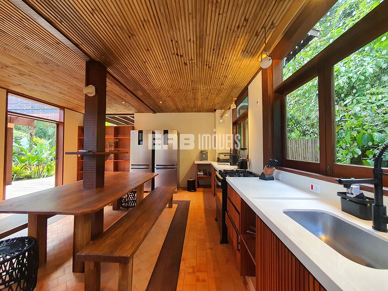 Casa com 5 suítes em Itamambuca