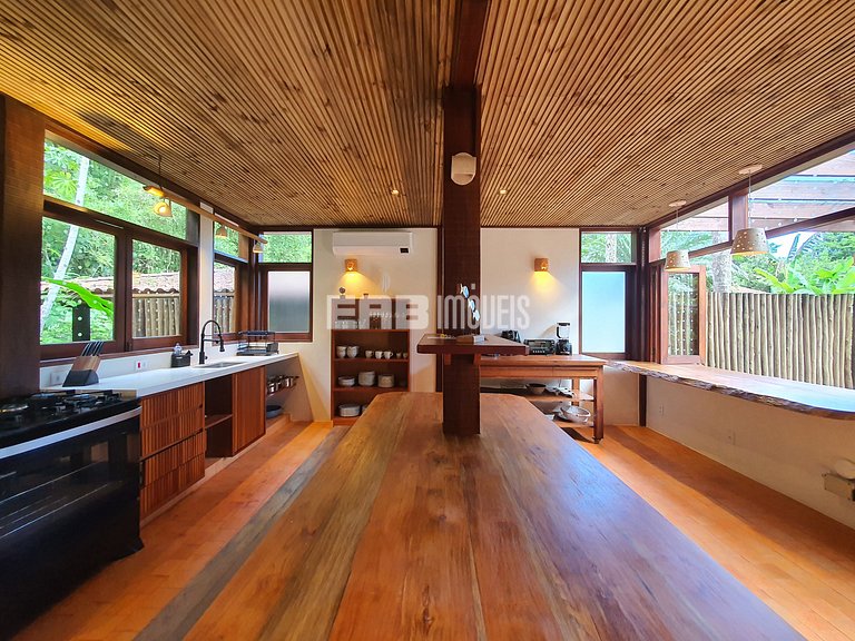 Casa com 5 suítes em Itamambuca