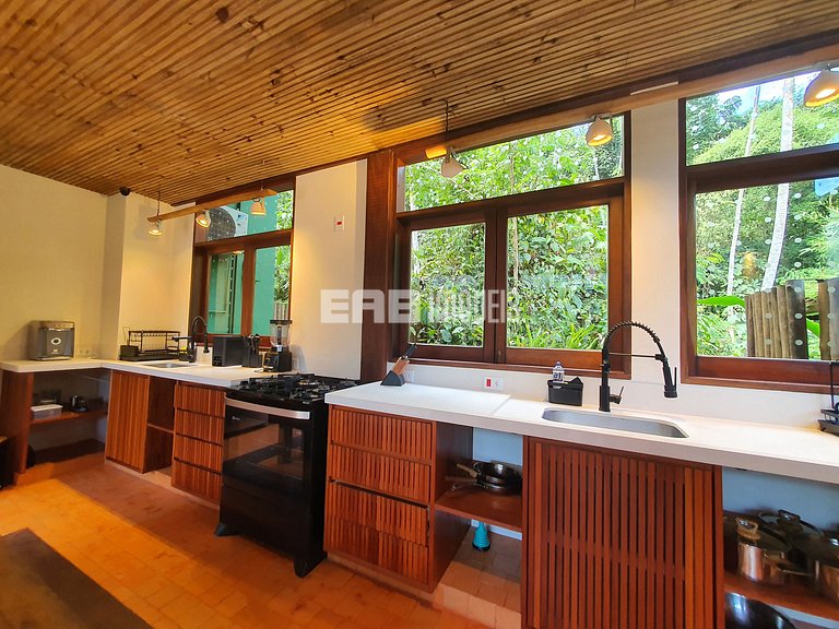 Casa com 5 suítes em Itamambuca