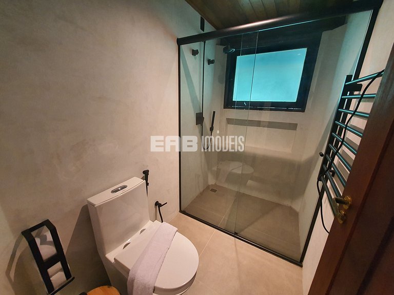 Casa com 5 suítes em Itamambuca