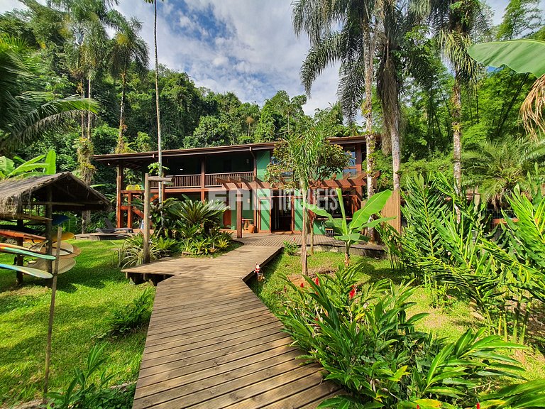 Casa com 5 suítes em Itamambuca