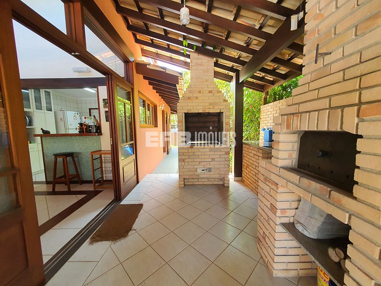 Com piscina e do lado do mar