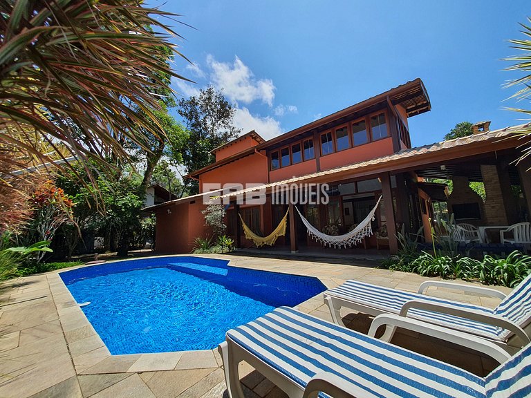 Com piscina e do lado do mar