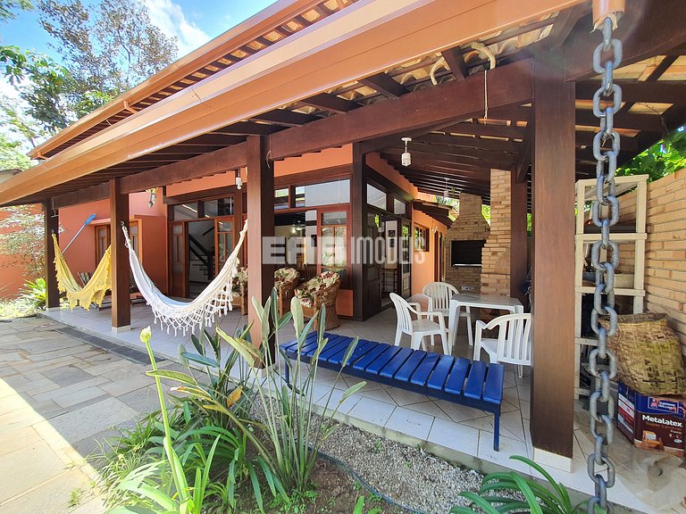 Com piscina e do lado do mar