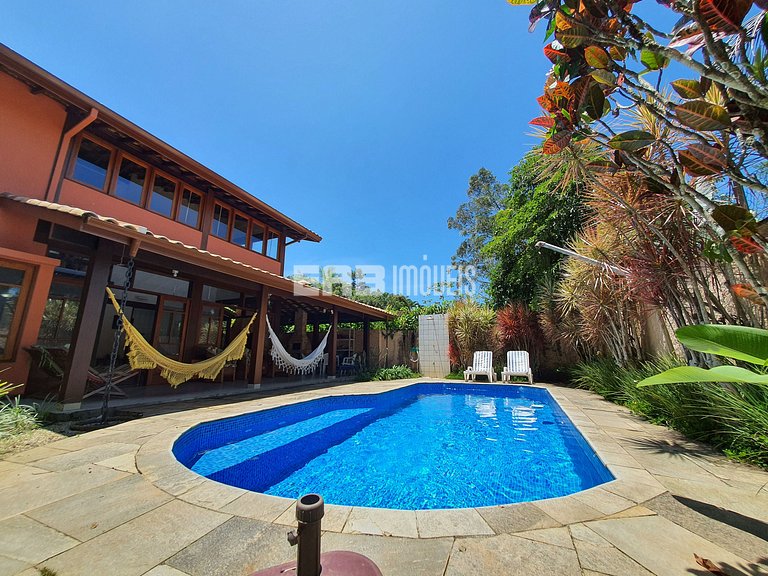 Com piscina e do lado do mar