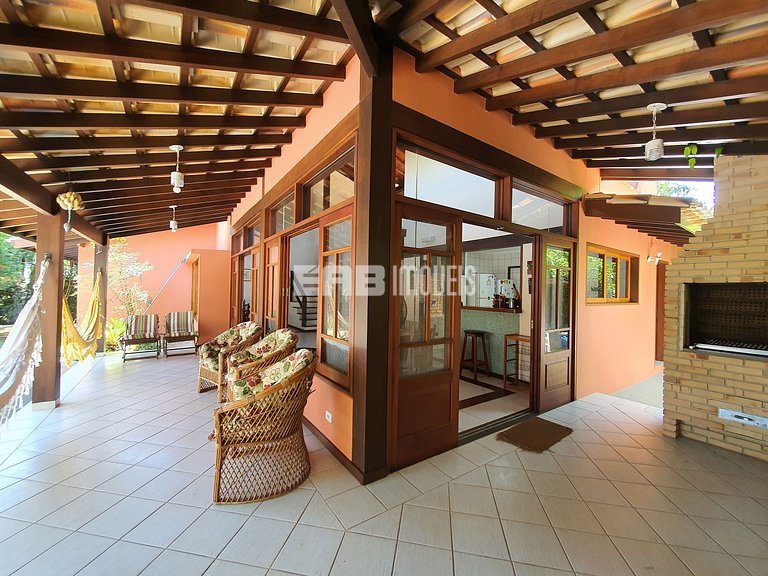 Com piscina e do lado do mar