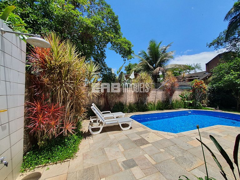 Com piscina e do lado do mar