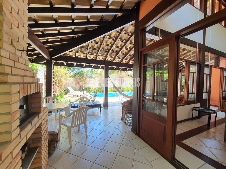 Com piscina e do lado do mar