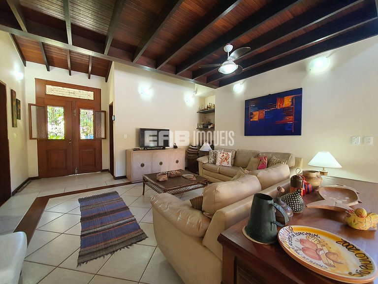 Com piscina e do lado do mar