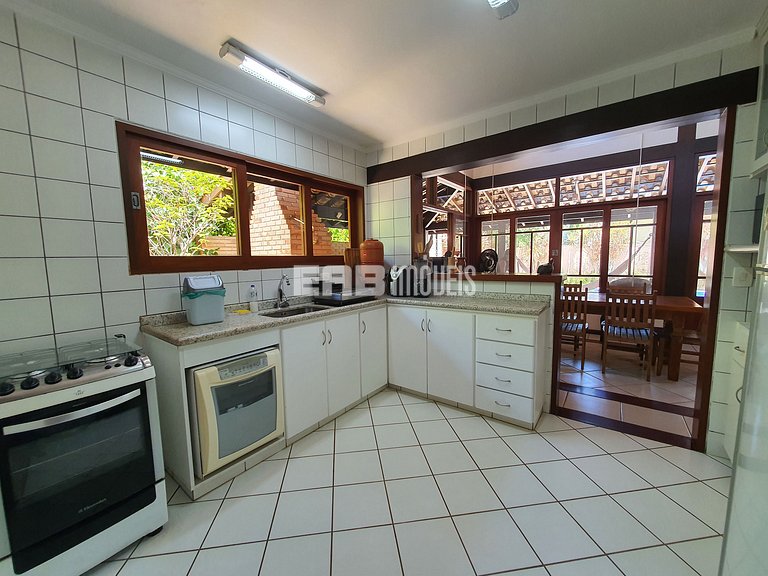 Com piscina e do lado do mar