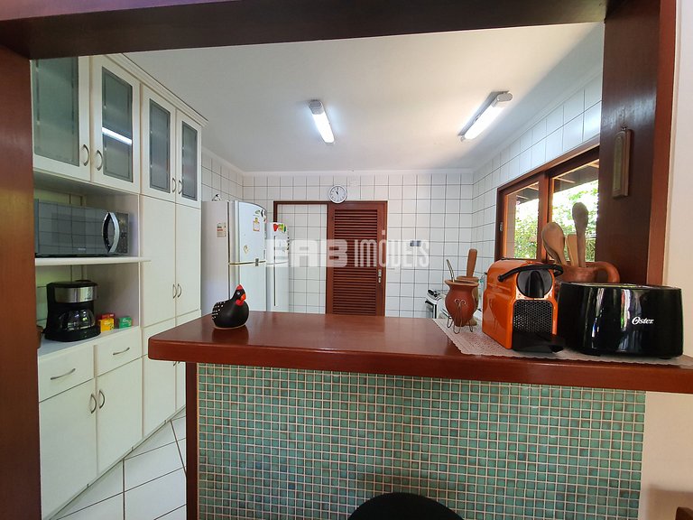 Com piscina e do lado do mar