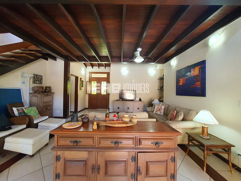 Com piscina e do lado do mar