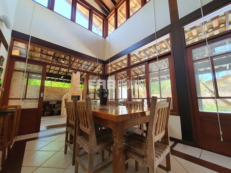 Com piscina e do lado do mar