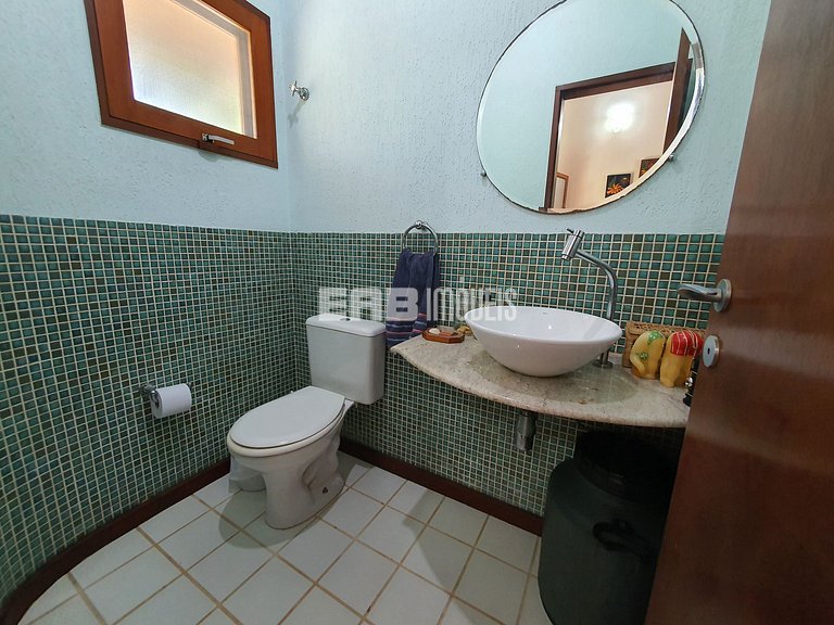 Com piscina e do lado do mar