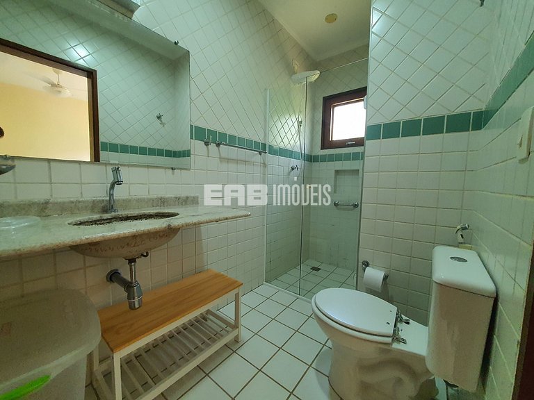 Com piscina e do lado do mar