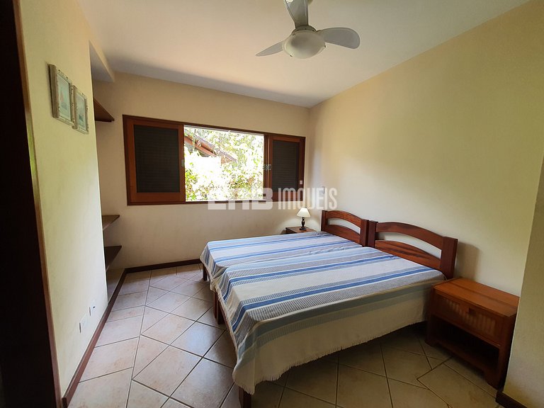 Com piscina e do lado do mar