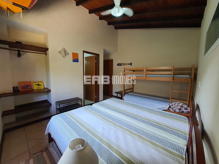 Com piscina e do lado do mar