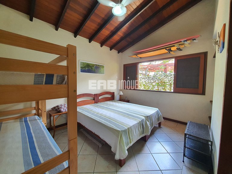 Com piscina e do lado do mar