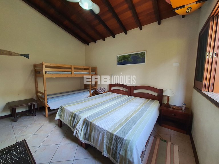 Com piscina e do lado do mar