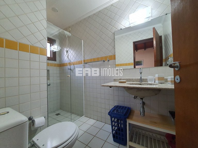 Com piscina e do lado do mar