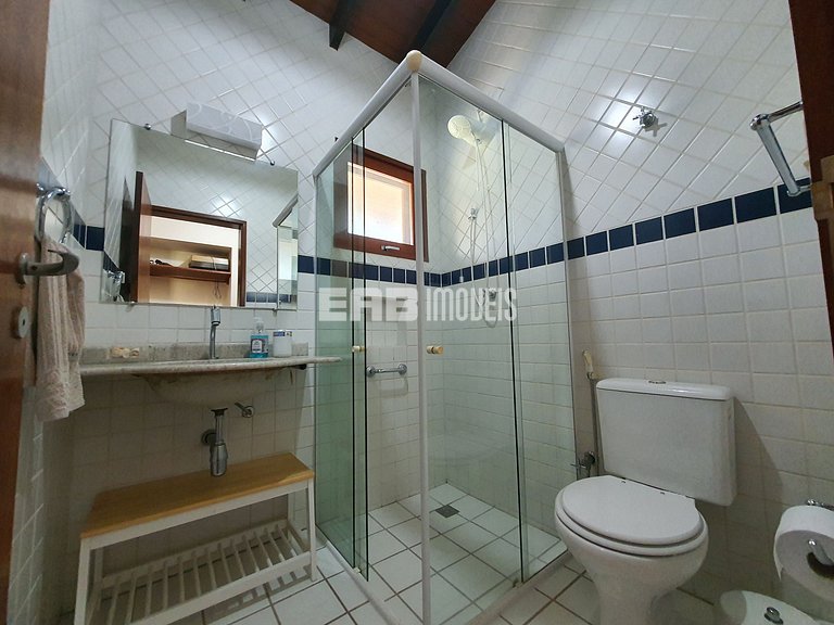 Com piscina e do lado do mar