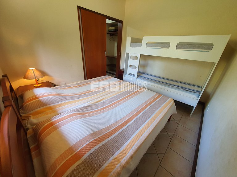 Com piscina e do lado do mar