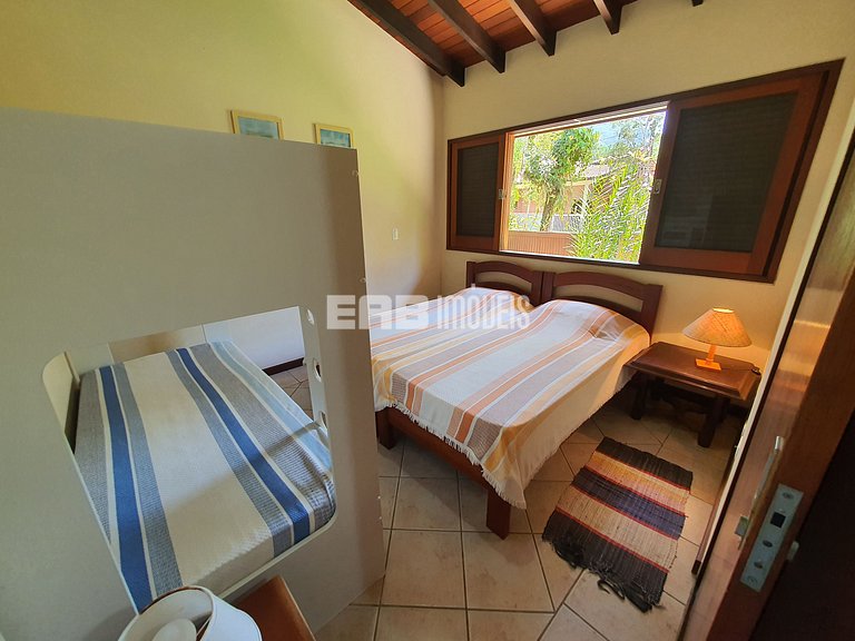 Com piscina e do lado do mar