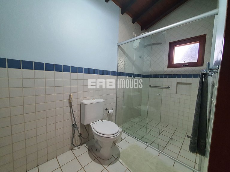 Com piscina e do lado do mar