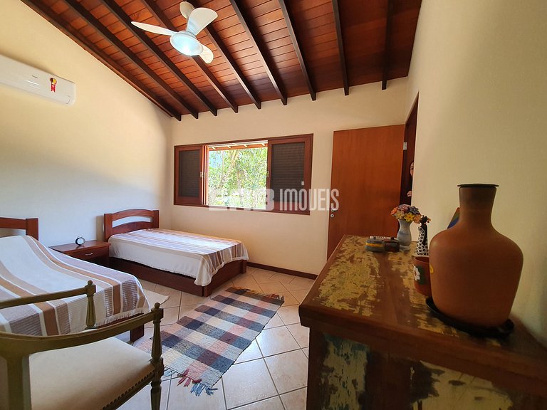 Com piscina e do lado do mar