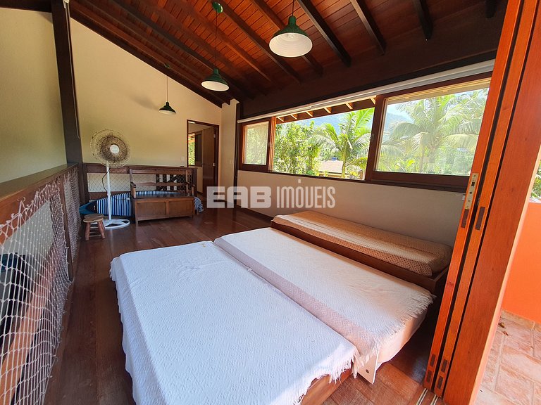 Com piscina e do lado do mar