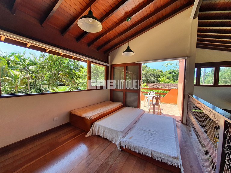 Com piscina e do lado do mar