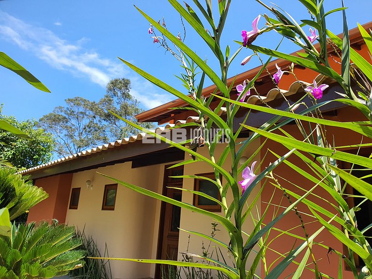 Com piscina e do lado do mar