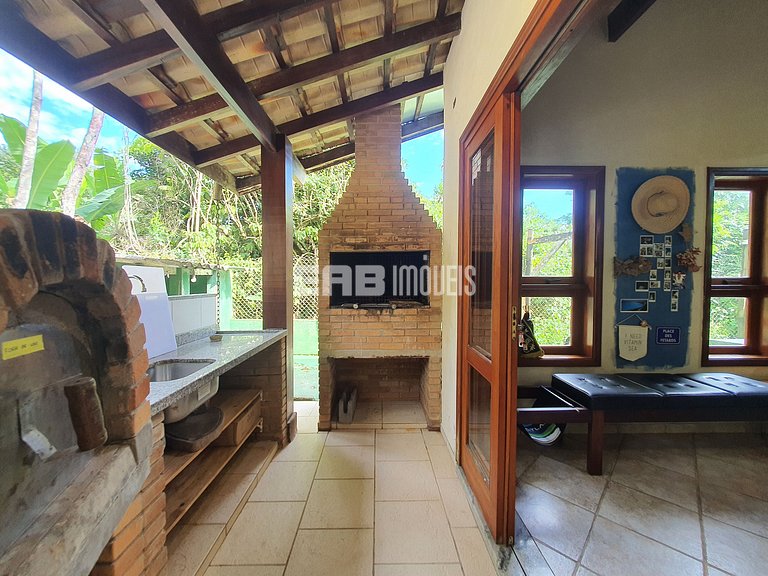 Linda casa com piscina e espaço gourmet na praia de Itamambu