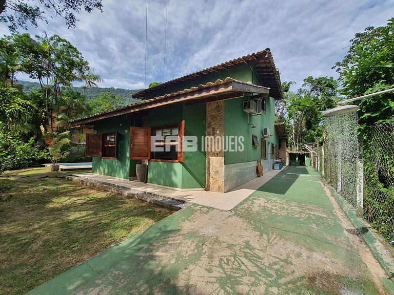 Linda casa com piscina e espaço gourmet na praia de Itamambu