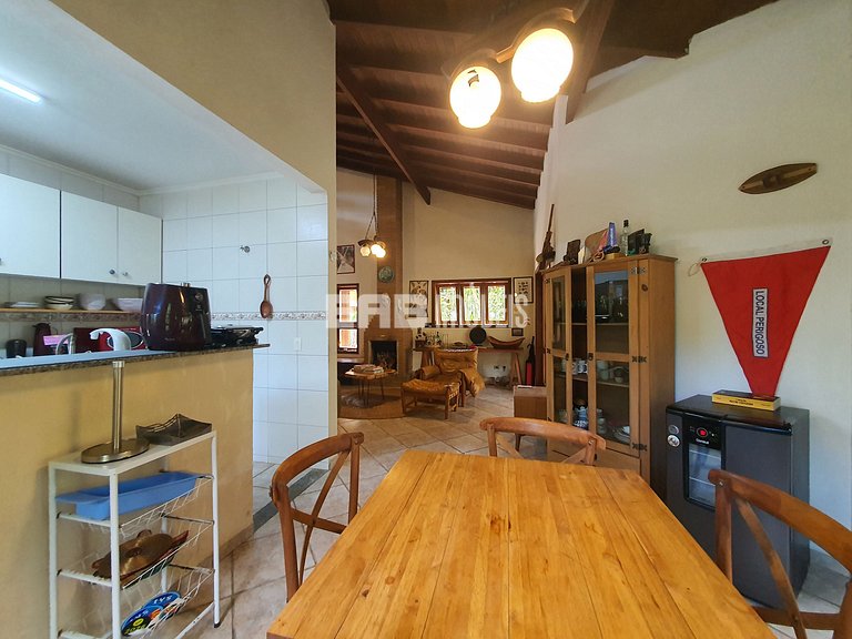 Linda casa com piscina e espaço gourmet na praia de Itamambu