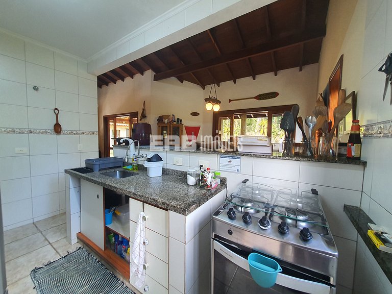 Linda casa com piscina e espaço gourmet na praia de Itamambu