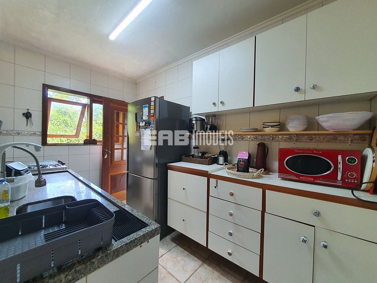 Linda casa com piscina e espaço gourmet na praia de Itamambu